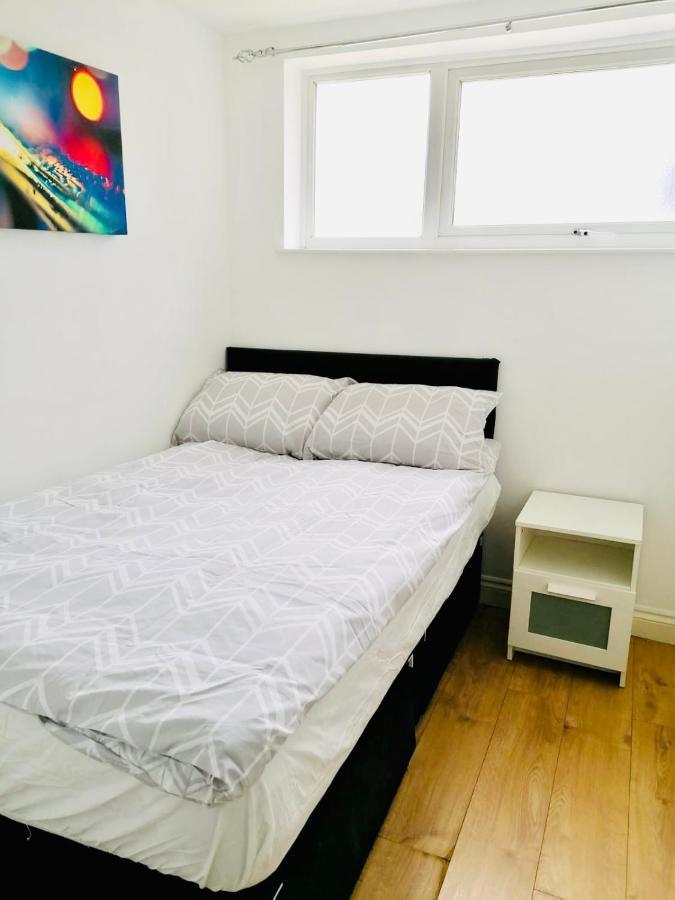 Apartment 6 Bed House 3 Bathrooms Good Transport Links To London, Free Parking London